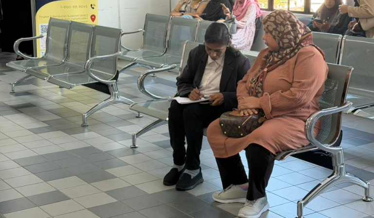 Tertuduh, Mariana Umar (kanan) dihadapkan ke Mahkamah Sesyen Johor Bahru atas pertuduhan rasuah
